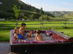 hottub.jpg (1700053 Byte)